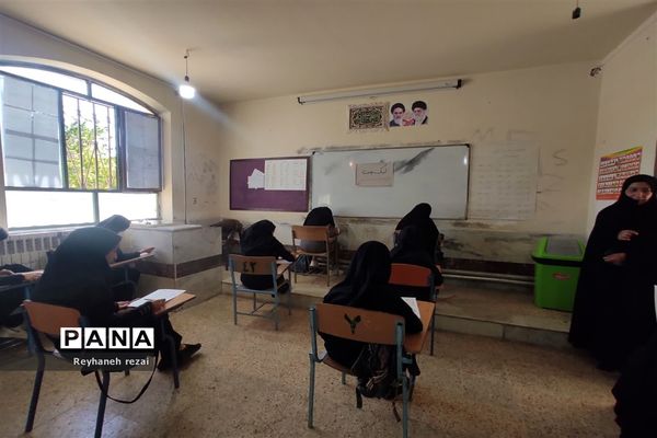 خروش دانش‌آموزان به حمایت از سخنان رهبری با حضور در مسابقات لیگ جت در سرچهان