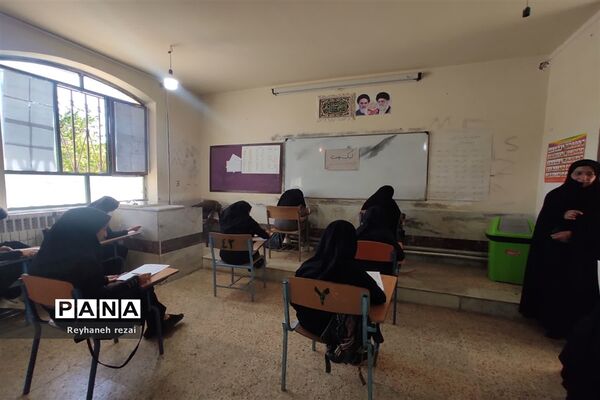 خروش دانش‌آموزان به حمایت از سخنان رهبری با حضور در مسابقات لیگ جت در سرچهان