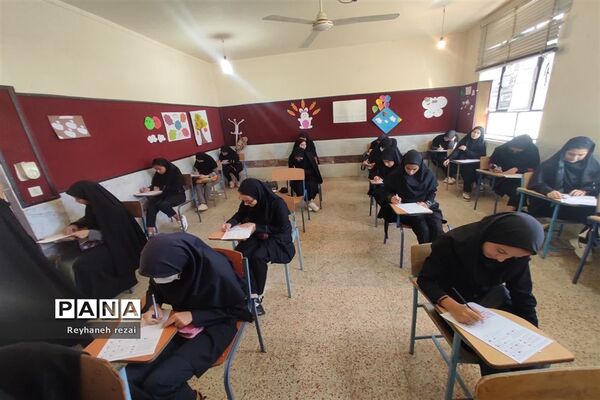 خروش دانش‌آموزان به حمایت از سخنان رهبری با حضور در مسابقات لیگ جت در سرچهان