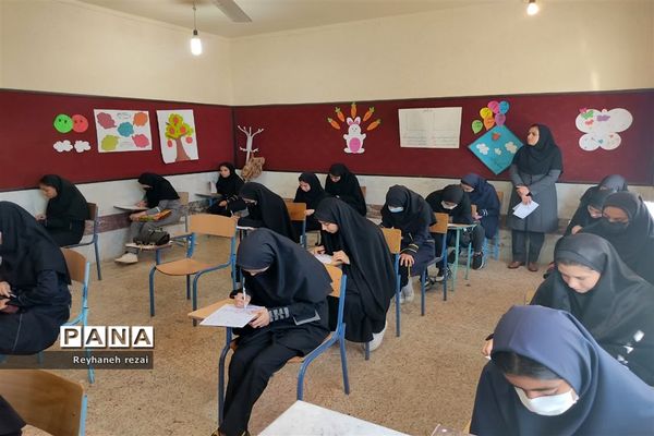 خروش دانش‌آموزان به حمایت از سخنان رهبری با حضور در مسابقات لیگ جت در سرچهان