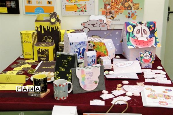 نمایشگاه قاب مهربانی در هنرستان راه روشن منطقه ۱۳