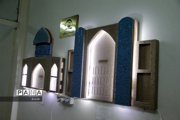 نمایشگاه قاب مهربانی در هنرستان راه روشن منطقه ۱۳