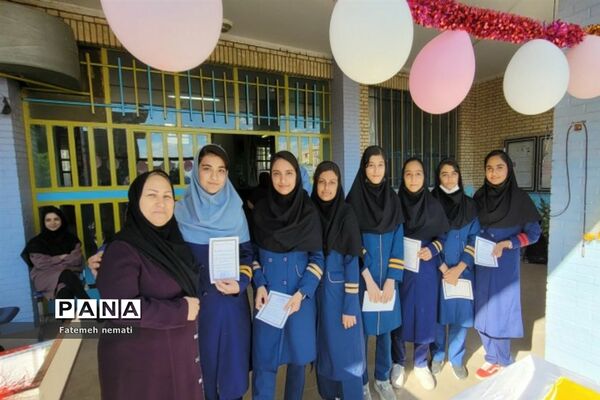 مراسم گرامیداشت هفته‌معلم و  تقدیر از دانش‌آموزان برتر مدرسه شایستگان ملارد