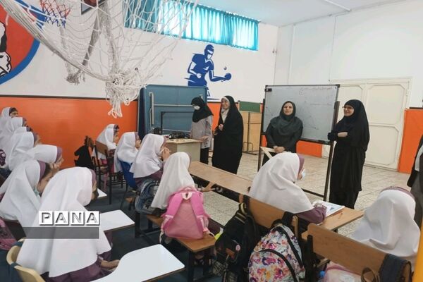 بازدید معاون آموزش ابتدایی شهر تهران از مدارس منطقه۱۸ شهر تهران