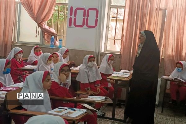 بازدید معاون آموزش ابتدایی شهر تهران از مدارس منطقه۱۸ شهر تهران