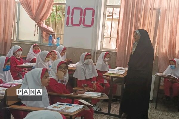 بازدید معاون آموزش ابتدایی شهر تهران از مدارس منطقه۱۸ شهر تهران