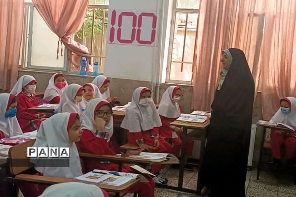 بازدید معاون آموزش ابتدایی شهر تهران از مدارس منطقه۱۸ شهر تهران