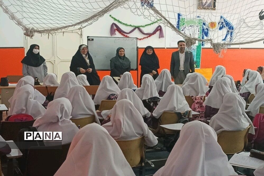 بازدید معاون آموزش ابتدایی شهر تهران از مدارس منطقه۱۸ شهر تهران