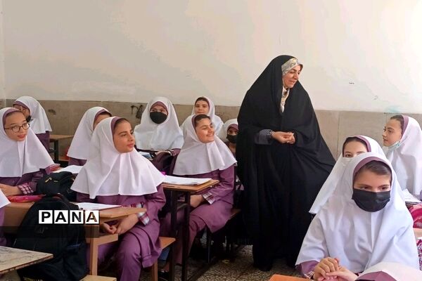 بازدید معاون آموزش ابتدایی شهر تهران از مدارس منطقه۱۸ شهر تهران