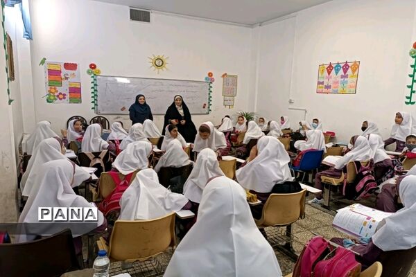 بازدید معاون آموزش ابتدایی شهر تهران از مدارس منطقه۱۸ شهر تهران