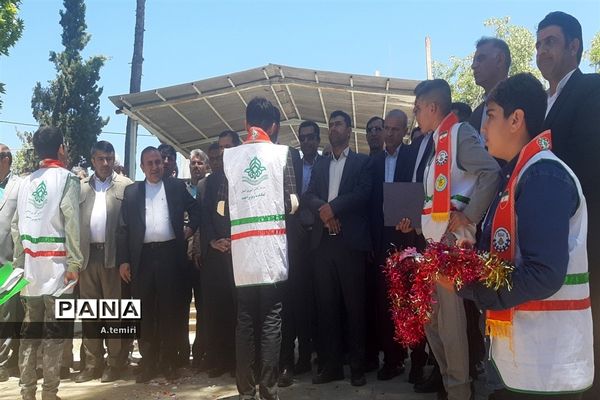 اهداء گل به معلمان  توسط  دانش‌آموزان پیشتاز کهگیلویه و بویراحمد