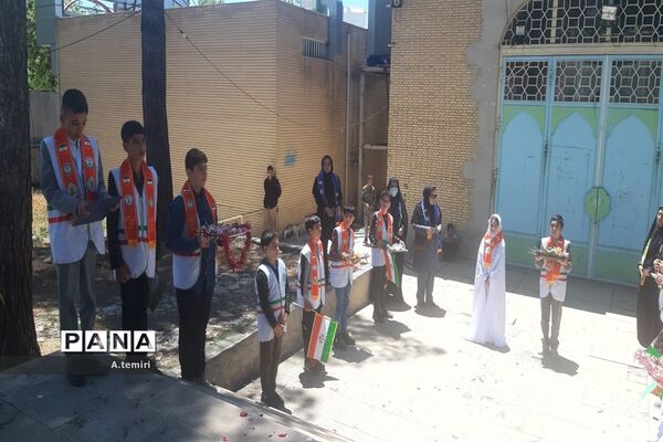 اهداء گل به معلمان  توسط  دانش‌آموزان پیشتاز کهگیلویه و بویراحمد