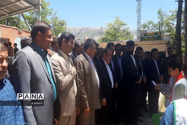اهداء گل به معلمان  توسط  دانش‌آموزان پیشتاز کهگیلویه و بویراحمد