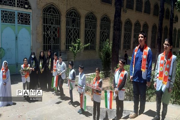 اهداء گل به معلمان  توسط  دانش‌آموزان پیشتاز کهگیلویه و بویراحمد