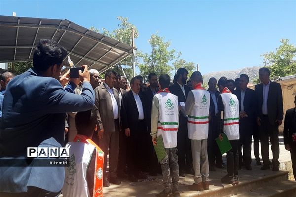 اهداء گل به معلمان  توسط  دانش‌آموزان پیشتاز کهگیلویه و بویراحمد