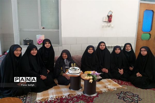 جشن تولد دانش‌آموزان بافقی در خانه مادر شهید