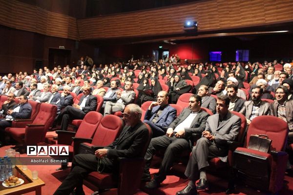 مراسم تقدیر از معلمان نمونه استانی و کشوری در قم