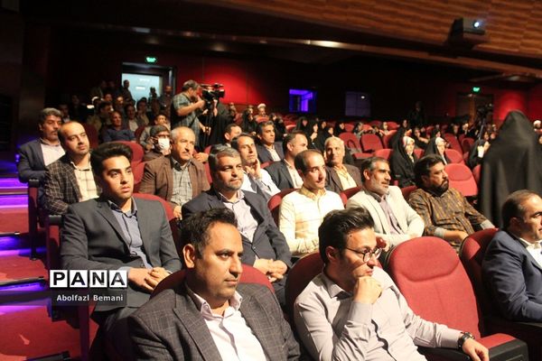 مراسم تقدیر از معلمان نمونه استانی و کشوری در قم