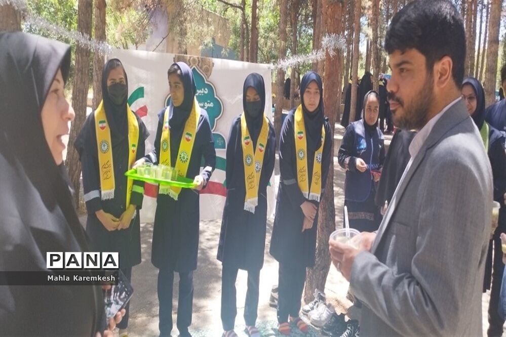 بازدید رئیس سازمان دانش‌آموزی فارس از اردوی تشکیلاتی دانش‌آموزان پیشتاز ناحیه چهار