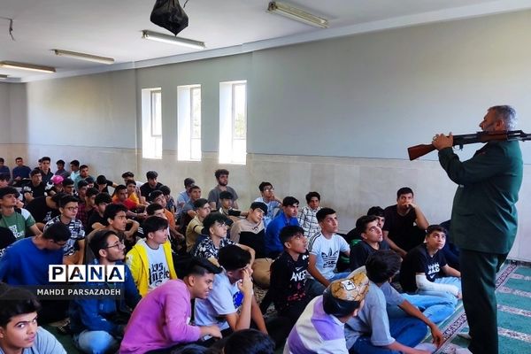 برگزاری دوره آموزش آشنایی با سلاح درس آمادگی‌دفاعی در مدارس‌فشافویه