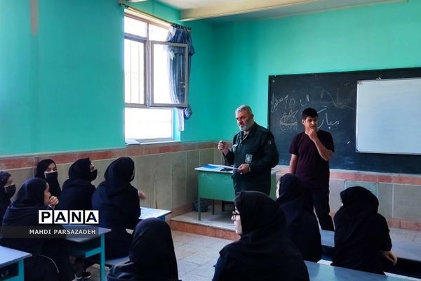 برگزاری دوره آموزش آشنایی با سلاح درس آمادگی‌دفاعی در مدارس‌فشافویه