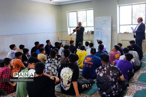 برگزاری دوره آموزش آشنایی با سلاح درس آمادگی‌دفاعی در مدارس‌فشافویه