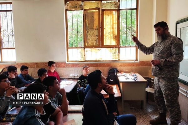 برگزاری دوره آموزش آشنایی با سلاح درس آمادگی‌دفاعی در مدارس‌فشافویه