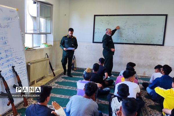 برگزاری دوره آموزش آشنایی با سلاح درس آمادگی‌دفاعی در مدارس‌فشافویه