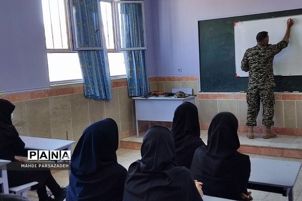 برگزاری دوره آموزش آشنایی با سلاح درس آمادگی‌دفاعی در مدارس‌فشافویه