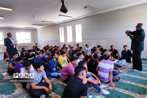 برگزاری دوره آموزش آشنایی با سلاح درس آمادگی‌دفاعی در مدارس‌فشافویه
