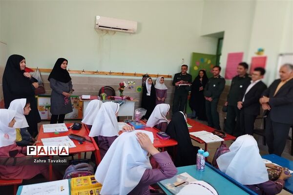 تقدیر از معلمان دبستان دخترانه احرامیان ناحیه یک یزد