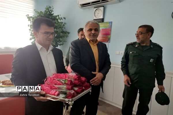 تقدیر از معلمان دبستان دخترانه احرامیان ناحیه یک یزد