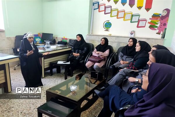 تقدیر از معلمان دبستان دخترانه احرامیان ناحیه یک یزد