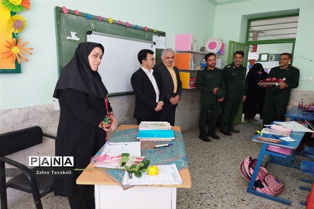 تقدیر از معلمان دبستان دخترانه احرامیان ناحیه یک یزد