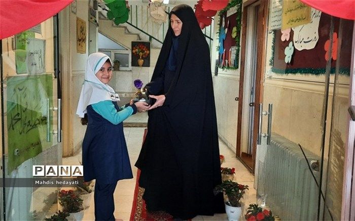 روایت قدردانی و سپاس دانش‌آموزان رودهن از معلمان/فیلم