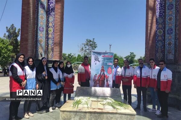 غبارروبی و عطر افشانی مزار شهدای قرچک در هفته گرامیداشت هلال احمر