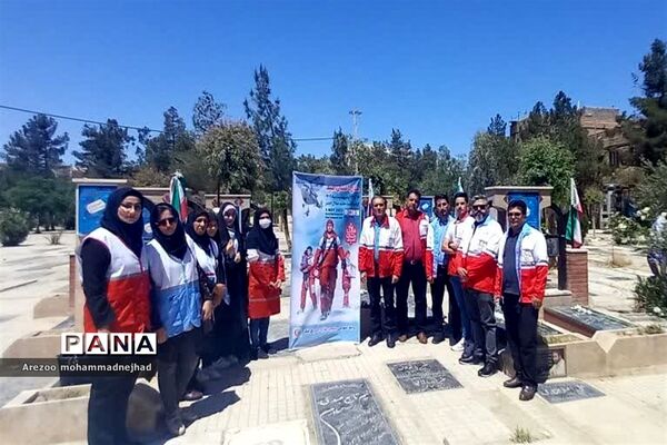 غبارروبی و عطر افشانی مزار شهدای قرچک در هفته گرامیداشت هلال احمر