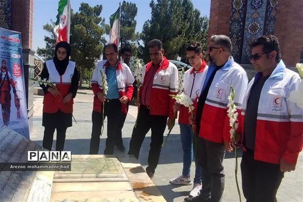 غبارروبی و عطر افشانی مزار شهدای قرچک در هفته گرامیداشت هلال احمر