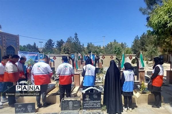 غبارروبی و عطر افشانی مزار شهدای قرچک در هفته گرامیداشت هلال احمر