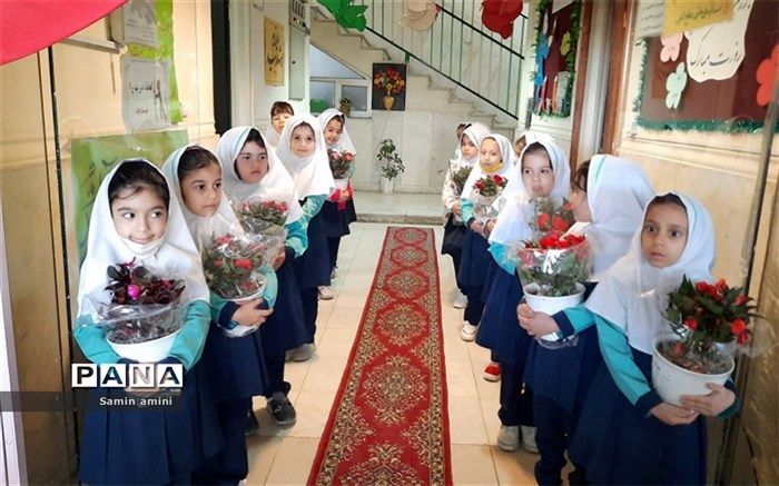 جشن هفته معلم در میان شور دانش‌آموزان ابتدایی دخترانه سما یک رودهن برگزار شد/فیلم