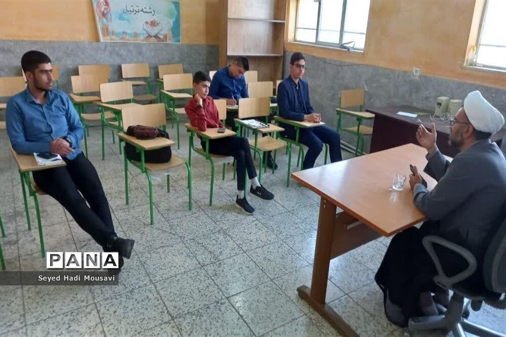 کارگاه توانمند‌سازی دانش‌آموزان برگزیده استانی مسابقات قرآن و عترت ناحیه یک یزد