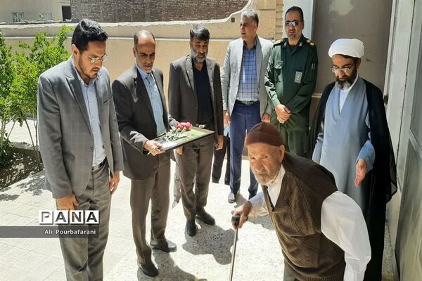 دیدار مسئولان با خانواده شهدای معلم‌ در نایین