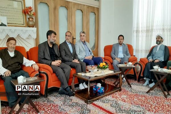 دیدار مسئولان با خانواده شهدای معلم‌ در نایین