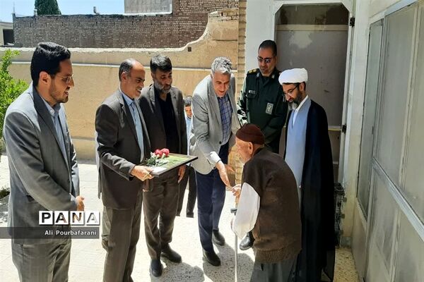 دیدار مسئولان با خانواده شهدای معلم‌ در نایین