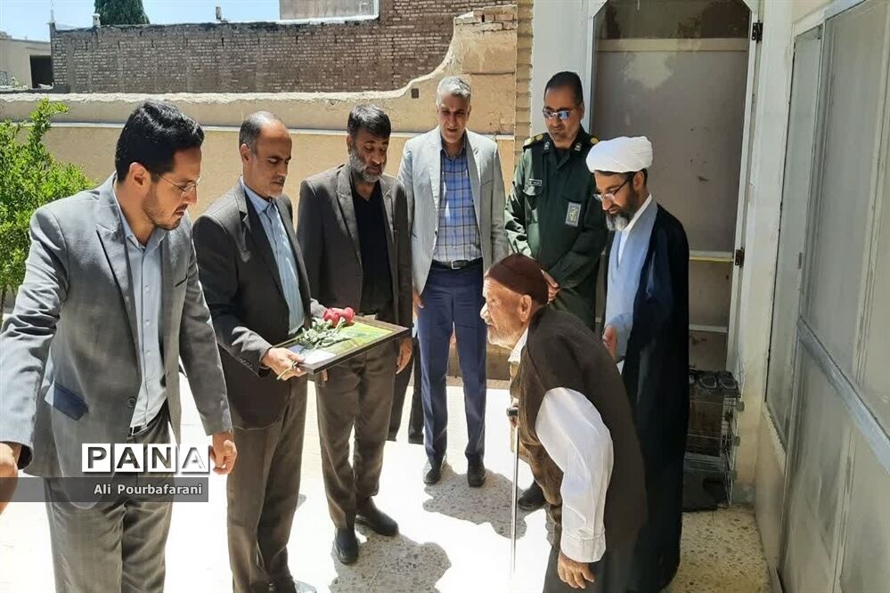 دیدار مسئولان با خانواده شهدای معلم‌ در نایین
