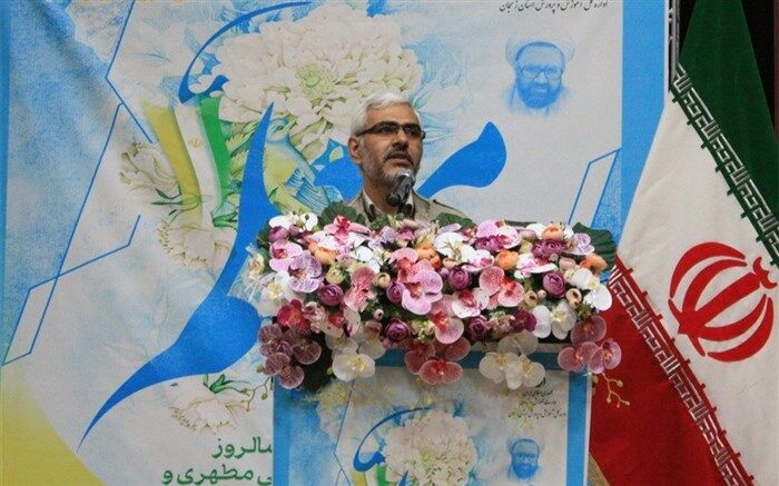 معلمان سربازان گمنام نظام هستند
