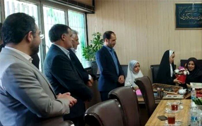 تجلیل و تقدیر از یکی از معلمان فداکار دبستان شاهد حضرت زینب(س) منطقه ۵ تهران