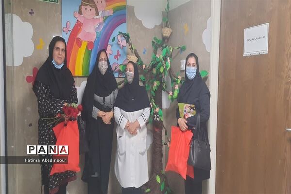 بازدید کادر دبستان دخترانه معلم ناحیه یک یزد از بیماران صعب‌العلاج بیمارستان شهید صدوقی