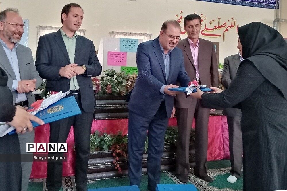 بازدید مدیرکل امور مالیاتی شرق استان تهران از دبستان دخترانه شهید کلانتری بهارستان‌۲