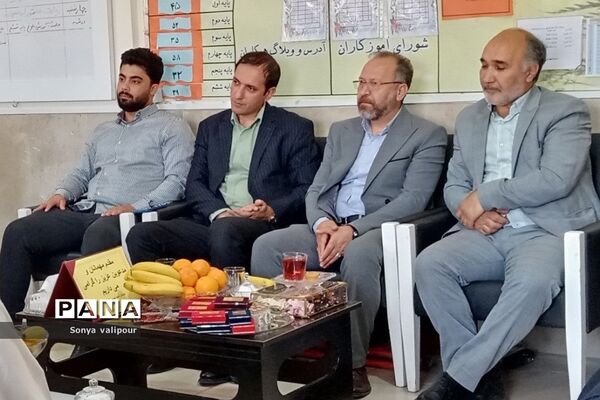 بازدید مدیرکل امور مالیاتی شرق استان تهران از دبستان دخترانه شهید کلانتری بهارستان‌۲